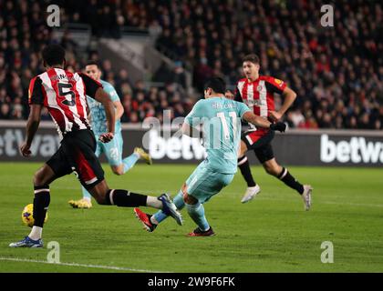 Dezember 2023; Gtech Community Stadium, Brentford, London, England; Premier League Football, Brentford gegen Wolverhampton Wanderers; Hwang Hee-chan von Wolverhampton Wanderers schießt und erzielt in der 28. Minute das 3. Tor, um 3-1 zu erreichen Stockfoto