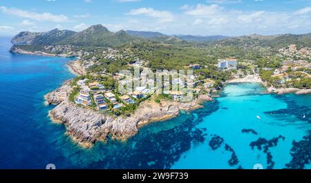 Blick aus der Vogelperspektive mit ruhiger Cala N’Aladern und familienfreundlichem Sa Font de Sa Cala, eingebettet an Mallorcas unberührter Ostküste. Stockfoto