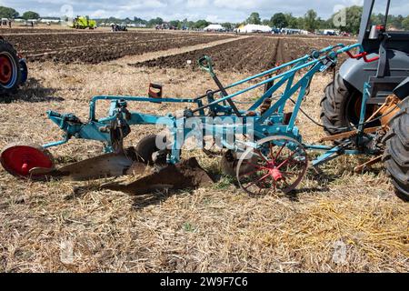 Drayton.Somerset.United Kingdom.19. August 2023.ein antiker Pflug wird bei einem Pflügen auf einer Yesterdays-Landwirtschaftsveranstaltung verwendet Stockfoto