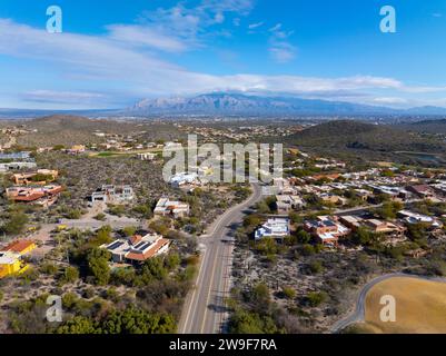 Aus der Vogelperspektive auf die Berge Kimball und Lemmon in den Santa Catalina Mountains mit der Landschaft der Sonora-Wüste vom Saguaro Nationalpark in Tucson, Arizon Stockfoto