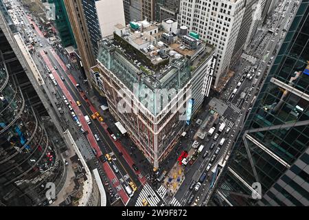 Blick auf die 42nd Street und den Broadway vom Dach des One Times Square am 27. Dezember 2023 in New York. Stockfoto