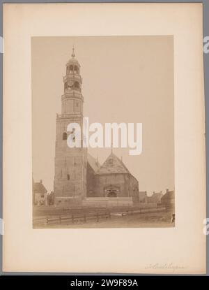 Westseite der Grote Kerk in Hindeloopen, 1892 Foto Hindeloopen fotografischer Support. Kirche mit Pappalbumendruck (außen) Hindeloopen Stockfoto