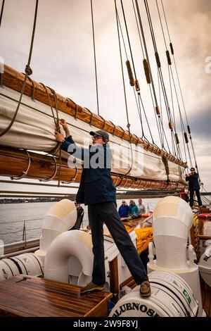 Die Segel an Bord des Replikats Grand Banks Angelschoner Bluenose II, der aus Lunenburg, NS, ausfährt. Stockfoto