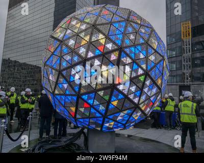 New York, New York, USA. Dezember 2023. In Zusammenarbeit mit dem Fountainbleu Hotel and Casino Las Vegas wird der neue Silvesterball mit Bowtie-Glitzermuster Silvesterfeiern erleuchten. Der legendäre Sänger, Songwriter Paul Anka, der mit dem ursprünglichen Fountainbleu Hotel aus den 1950er Jahren verbunden ist und zu Ehren des 70. Jubiläums und des neuen Jahres auftreten wird. Der Juwelenball wird 2024 hoch über der Kreuzung des World Times Square für ein weltweites Publikum läuten. (Kreditbild: © Milo Hess/ZUMA Press Wire) NUR REDAKTIONELLE VERWENDUNG! Nicht für kommerzielle ZWECKE! Stockfoto