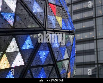 New York, New York, USA. Dezember 2023. In Zusammenarbeit mit dem Fountainbleu Hotel and Casino Las Vegas wird der neue Silvesterball mit Bowtie-Glitzermuster Silvesterfeiern erleuchten. Der legendäre Sänger, Songwriter Paul Anka, der mit dem ursprünglichen Fountainbleu Hotel aus den 1950er Jahren verbunden ist und zu Ehren des 70. Jubiläums und des neuen Jahres auftreten wird. Der Juwelenball wird 2024 hoch über der Kreuzung des World Times Square für ein weltweites Publikum läuten. Das ist das Bowtie-Muster auf dem Ball. (Kreditbild: © Milo Hess/ZUMA Press Wire) NUR REDAKTIONELLE VERWENDUNG! Nicht für C Stockfoto