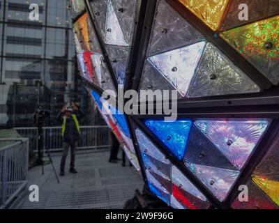 New York, New York, USA. Dezember 2023. In Zusammenarbeit mit dem Fountainbleu Hotel and Casino Las Vegas wird der neue Silvesterball mit Bowtie-Glitzermuster Silvesterfeiern erleuchten. Der legendäre Sänger, Songwriter Paul Anka, der mit dem ursprünglichen Fountainbleu Hotel aus den 1950er Jahren verbunden ist und zu Ehren des 70. Jubiläums und des neuen Jahres auftreten wird. Der Juwelenball wird 2024 hoch über der Kreuzung des World Times Square für ein weltweites Publikum läuten. Das ist das Bowtie-Muster auf dem Ball. (Kreditbild: © Milo Hess/ZUMA Press Wire) NUR REDAKTIONELLE VERWENDUNG! Nicht für C Stockfoto