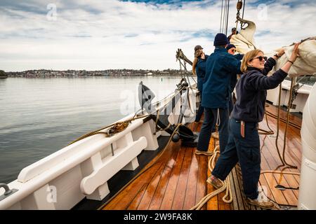 Segel verstauen an Bord des Replikats Grand Banks Angelschoner Bluenose II, der aus Lunenburg, NS, ausfährt. Stockfoto