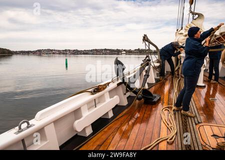 Segel verstauen an Bord des Replikats Grand Banks Angelschoner Bluenose II, der aus Lunenburg, NS, ausfährt. Stockfoto