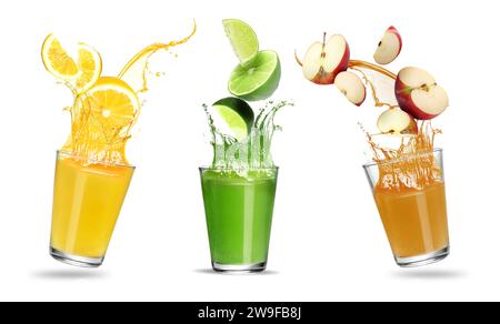 Frische Fruchtsäfte spritzen aus Gläsern auf weißem Hintergrund, Set Stockfoto