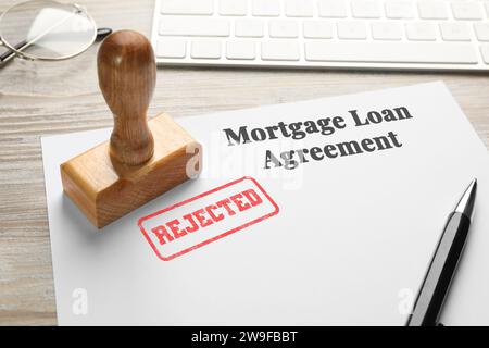 Hypothekarkreditvertrag mit genehmigtem Stempel und Stift auf dem Tisch, Nahaufnahme Stockfoto