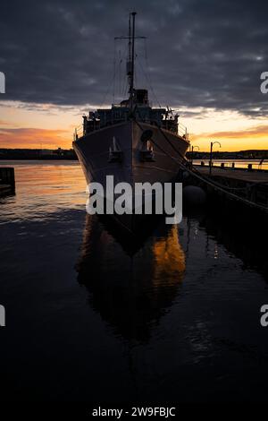 Museumsschiff HMCS Sackville bei Sonnenaufgang an der Uferpromenade in Halifax, Nova Scotia. Stockfoto