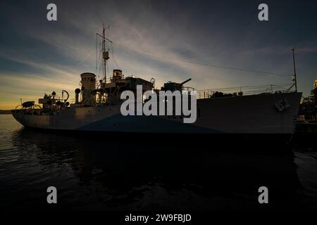 Silhouette des Museumsschiffs HMCS Sackville bei Sonnenaufgang an der Uferpromenade in Halifax, Nova Scotia, Kanada. Stockfoto