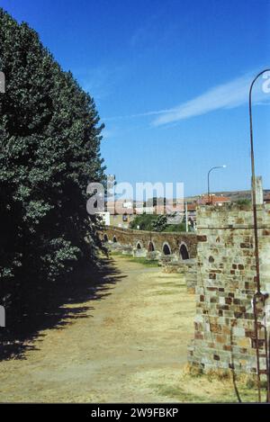 Hospital de Órbigo, Leon, Spanien. Puente del Paso Honoroso. Brücke mit Brückenbastionen. 13. Jahrhundert. Stockfoto