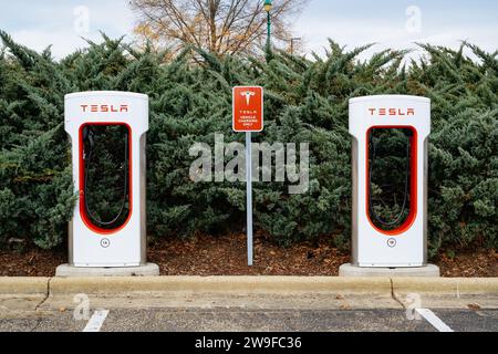 Tesla Elektroauto-Ladestationen für umweltfreundliche Autos auf einem Parkplatz in einem Einkaufszentrum in Montgomery Alabama, USA. Stockfoto