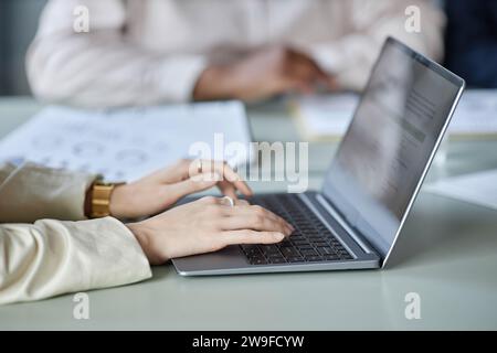 Geschäftsfrau, die am Laptop arbeitet Stockfoto