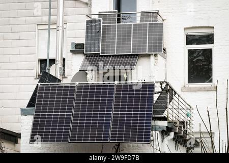 Balkonkraftwerk: Solarpaneele einer Photovoltaikanlage auf dem Balkon eines Wohnhauses in Aachen/Deutschland wandeln Solarenergie in Strom für den Hausgebrauch um. --- Balkonkraftwerk: Solarpanele einer Photovoltaikanlage am Balkon eines Mahrfamilienhauses in Aachen wandelt Sonnenenergie in elektrischem Strom für den Hausgebrauch um. Stockfoto