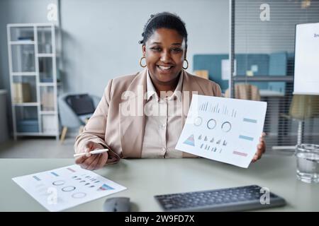 Fröhliche Geschäftsfrau, Die Papier Hält Stockfoto