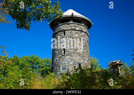 Memorial Tower, Heuhaufen Mountain State Park, Connecticut Stockfoto