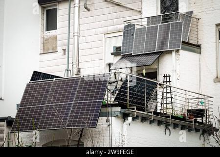 Balkonkraftwerk: Solarpanele einer Photovoltaikanlage am Balkon eines Mahrfamilienhauses in Aachen wandelt Sonnenenergie in elektrischem Strom für den Hausgebrauch um. *** Balkonkraftwerk Solarpaneele einer Photovoltaikanlage auf dem Balkon eines Einfamilienhauses in Aachen wandeln Solarenergie in Strom für den Hausgebrauch um Stockfoto
