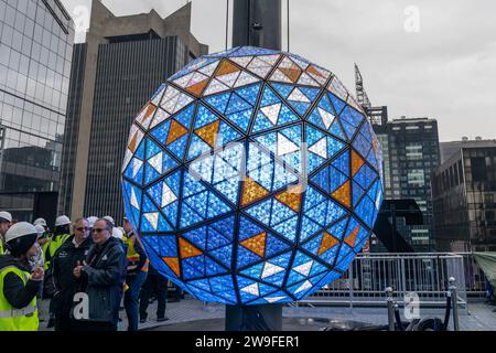 Blick auf den Silvesterball auf dem One Times Square in New York am 27. Dezember 2023 während der Feier des „Bowtie“-Designs enthüllend Stockfoto