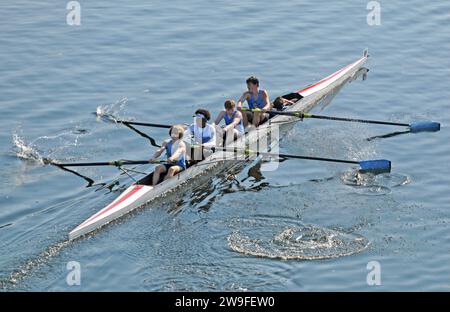 Ruderer aus Philadelphia City Rowing treten in der Hidden River Chase am Schuylkill River in Philadelphia an. Stockfoto