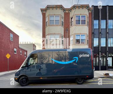 Ein rivianischer Amazon-Lieferwagen parkt, während Fahrer in Philadelphias Stadtteil Fairmount Lieferungen tätigen. Stockfoto