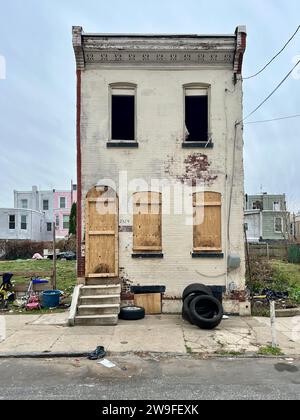 Die Reifen stapeln sich vor einem leeren Rowhome im Sharswood-Abschnitt von North Philadelphia. Stockfoto