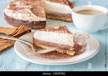 Bittersüße Schokoladentorte mit Kaffee-Mascarpone-Creme Stockfoto