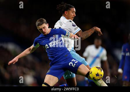 27. Dezember 2023; Stamford Bridge, Chelsea, London, England: Premier League Football, Chelsea gegen Crystal Palace; Conor Gallagher aus Chelsea tritt mit Chris Richards aus Crystal Palace um den Ball an Stockfoto