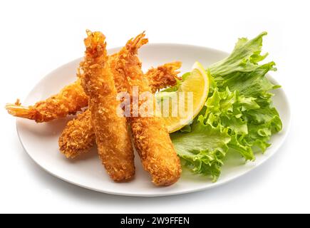 Platte mit gebratenen panierten Torpedogarnelen isoliert auf weißem Hintergrund Stockfoto