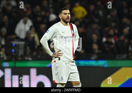 Theo Hernandez vom AC Milan sieht sich beim Spiel der Serie A TIM zwischen den USA Salernitana und dem AC Milan am 22. Dezember im Stadio Arechi in Salerno, Italien, an Stockfoto