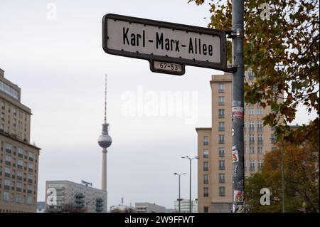 22.11.2023, Berlin, Deutschland, Europa - Straßenschild entlang der Karl-Marx-Allee (ehemals Stalinallee) am Strausberger Platz im ehemaligen Ostteil. Stockfoto