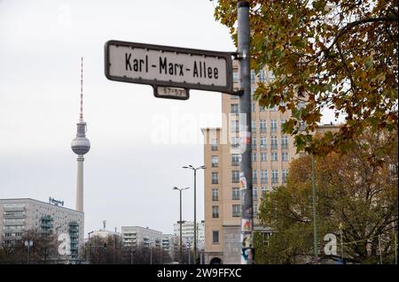 22.11.2023, Berlin, Deutschland, Europa - Straßenschild entlang der Karl-Marx-Allee (ehemals Stalinallee) am Strausberger Platz im ehemaligen Ostteil. Stockfoto