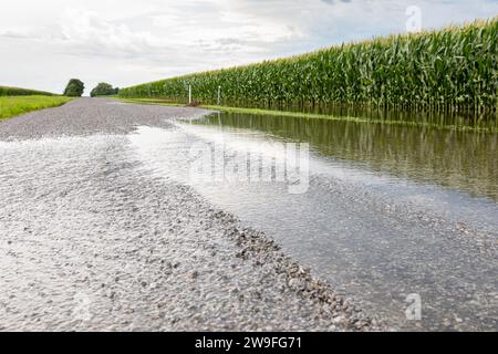 Landstraßenflut durch starke Regenfälle. Sturm- und Regenschäden, Wetterwarnung und Klimaschutzkonzept. Stockfoto