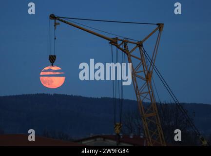 Ein Vollmond in Vysoky Chlumec, Tschechische Republik, 27. Dezember 2023. (CTK Foto/Petr Lemberk) Stockfoto