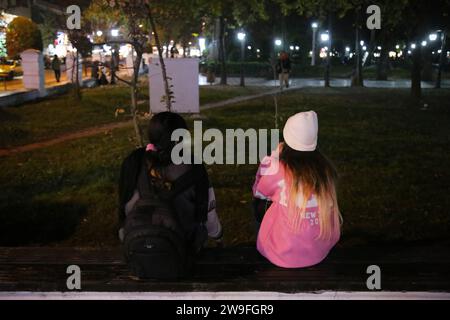 Rasht, Gilan, Iran. Dezember 2023. Zwei junge iranische Frauen verbringen ihre Zeit auf dem Sabzeh Meydan Square in Rasht. Rasht City ist auch bekannt als die Stadt des Rain und ist die bevölkerungsreichste Stadt im Norden des Iran. Rasht war ein bedeutendes Verkehrs- und Geschäftszentrum, das den Iran mit Russland und dem Rest Europas verband und deshalb auch als das Tor Europas bekannt war. 2015 schloss sich diese Stadt dem Netzwerk kreativer Städte der Welt als kreative Gastronomie-Stadt unter der Aufsicht der UNESCO an. (Kreditbild: © Rouzbeh Fouladi/ZUMA Press Wire) NUR REDAKTIONELLE VERWENDUNG! Nicht für kommerzielle ZWECKE! Stockfoto