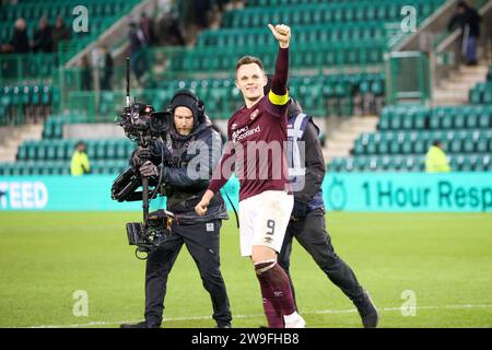 Easter Road Edinburgh, Großbritannien. Dezember 2023. Während des Cinch Scottish Premiership Matches zwischen Hibernian und Hearts grüßt Hearts' Lawrence Shankland die Fans nach seinem letzten Tor (Foto: Alamy Live News/David Mollison) Stockfoto