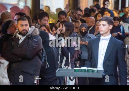 London, England, Großbritannien. Dezember 2023. Kunden werden am zweiten Weihnachtsfeiertag vor dem Kaufhaus Harrods in Knightsbridge in der Warteschlange gesehen. (Kreditbild: © Tayfun Salci/ZUMA Press Wire) NUR REDAKTIONELLE VERWENDUNG! Nicht für kommerzielle ZWECKE! Stockfoto