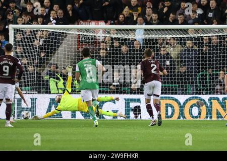 Easter Road Edinburgh, Großbritannien. Dezember 2023. Während des Cinch Scottish Premiership Matches zwischen Hibernian und Hearts erspart Herzwärter Zander Clark einen Strafstoß vor Martin Boyle (Foto: Alamy Live News/David Mollison) Stockfoto