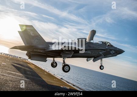 Ein U.S. Marine Corps F-35B Lightning II, das der Marine Fighter Attack Squadron (VMFA) 225, 15. Marine Expeditionary Unit, angegliedert ist, nimmt vom amphibischen Angriffsschiff USS Boxer (LHD 4) einen simulierten Angriff auf ein maritimes Ziel im Pazifischen Ozean ab, am 10. Dezember 2023. Die 15. MEU ist derzeit an Bord der Boxer Amphibious Ready Group, die integrierte Trainings- und Routineoperationen in der 3. US-Flotte durchführt. (Foto des U.S. Marine Corps von CPL. Joseph Helms) Stockfoto