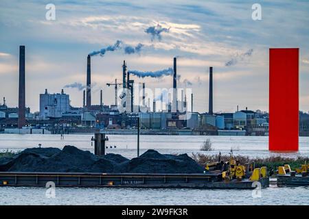 Hochwasser am Rhein bei Duisburg, Frachter liegen im Hafenkanal ein, Industriekulisse des Venator Germany GmbH ehemals Sachtleben Chemie GmbH Chemiewerke in Duisburg-Homberg, vom Hochwasser umspült, NRW, Deutschland, Hochwasser Rhein *** Hochwasser Rhein bei Duisburg, Frachter liegen im Hafenkanal, industrieller Hintergrund der Venator Germany GmbH ehemals Sachtleben Chemie GmbH Chemieanlage in Duisburg Homberg, vom Hochwasser gewaschen, NRW, Deutschland, Hochwasser Rhein Stockfoto