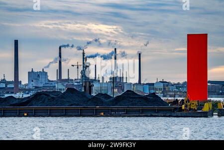 Hochwasser am Rhein bei Duisburg, Frachter liegen im Hafenkanal ein, Industriekulisse des Venator Germany GmbH ehemals Sachtleben Chemie GmbH Chemiewerke in Duisburg-Homberg, vom Hochwasser umspült, NRW, Deutschland, Hochwasser Rhein *** Hochwasser Rhein bei Duisburg, Frachter liegen im Hafenkanal, industrieller Hintergrund der Venator Germany GmbH ehemals Sachtleben Chemie GmbH Chemieanlage in Duisburg Homberg, vom Hochwasser gewaschen, NRW, Deutschland, Hochwasser Rhein Stockfoto