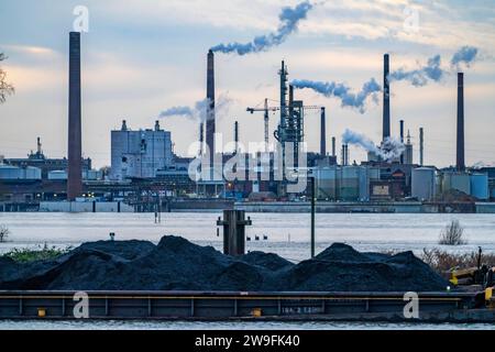 Hochwasser am Rhein bei Duisburg, Frachter liegen im Hafenkanal ein, Industriekulisse des Venator Germany GmbH ehemals Sachtleben Chemie GmbH Chemiewerke in Duisburg-Homberg, vom Hochwasser umspült, NRW, Deutschland, Hochwasser Rhein *** Hochwasser Rhein bei Duisburg, Frachter liegen im Hafenkanal, industrieller Hintergrund der Venator Germany GmbH ehemals Sachtleben Chemie GmbH Chemieanlage in Duisburg Homberg, vom Hochwasser gewaschen, NRW, Deutschland, Hochwasser Rhein Stockfoto