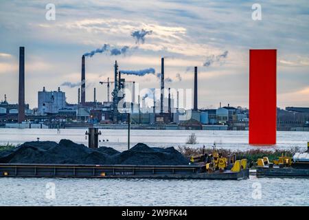 Hochwasser am Rhein bei Duisburg, Frachter liegen im Hafenkanal ein, Industriekulisse des Venator Germany GmbH ehemals Sachtleben Chemie GmbH Chemiewerke in Duisburg-Homberg, vom Hochwasser umspült, NRW, Deutschland, Hochwasser Rhein *** Hochwasser Rhein bei Duisburg, Frachter liegen im Hafenkanal, industrieller Hintergrund der Venator Germany GmbH ehemals Sachtleben Chemie GmbH Chemieanlage in Duisburg Homberg, vom Hochwasser gewaschen, NRW, Deutschland, Hochwasser Rhein Stockfoto