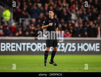 Dezember 2023; Gtech Community Stadium, Brentford, London, England; Premier League Football, Brentford gegen Wolverhampton Wanderers; Schiedsrichter Andrew Madley Stockfoto