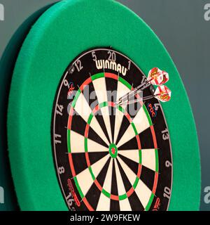 Alexandra Palace, London, Großbritannien. Dezember 2023. 2023/24 PDC Paddy Power World Dart Championships Day 10 Abendsession; Michael Smith erzielt weitere 180 Credit: Action Plus Sports/Alamy Live News Stockfoto