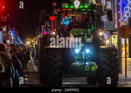 Eine Parade von CA. 100 weihnachtlich beleuchteten Traktoren kersttractoren führt durch die Gemeinde Koksijde an der belgischen Küste an den Promenaden von Sint Idesbald, Koksijde und Oostduinkerke vorbei 27.12.2023 Koksijde Koksijde Bad Westflandern Belgien *** Eine Parade von rund 100 weihnachtlich beleuchteten Traktoren kersttractoren führt durch die Gemeinde Koksijde an der belgischen Küste vorbei an den Promenaden von Sint Idesbald, Koksijde und Oostduinkerke 27 12 2023 Koksijde Koksijde Bad Westflandern Belgien Stockfoto