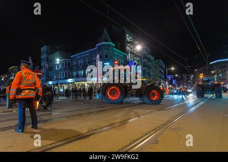 Eine Parade von CA. 100 weihnachtlich beleuchteten Traktoren kersttractoren führt durch die Gemeinde Koksijde an der belgischen Küste an den Promenaden von Sint Idesbald, Koksijde und Oostduinkerke vorbei 27.12.2023 Koksijde Koksijde Bad Westflandern Belgien *** Eine Parade von rund 100 weihnachtlich beleuchteten Traktoren kersttractoren führt durch die Gemeinde Koksijde an der belgischen Küste vorbei an den Promenaden von Sint Idesbald, Koksijde und Oostduinkerke 27 12 2023 Koksijde Koksijde Bad Westflandern Belgien Stockfoto