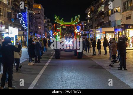 Eine Parade von CA. 100 weihnachtlich beleuchteten Traktoren kersttractoren führt durch die Gemeinde Koksijde an der belgischen Küste an den Promenaden von Sint Idesbald, Koksijde und Oostduinkerke vorbei 27.12.2023 Koksijde Koksijde Bad Westflandern Belgien *** Eine Parade von rund 100 weihnachtlich beleuchteten Traktoren kersttractoren führt durch die Gemeinde Koksijde an der belgischen Küste vorbei an den Promenaden von Sint Idesbald, Koksijde und Oostduinkerke 27 12 2023 Koksijde Koksijde Bad Westflandern Belgien Stockfoto