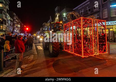 Eine Parade von CA. 100 weihnachtlich beleuchteten Traktoren kersttractoren führt durch die Gemeinde Koksijde an der belgischen Küste an den Promenaden von Sint Idesbald, Koksijde und Oostduinkerke vorbei 27.12.2023 Koksijde Koksijde Bad Westflandern Belgien *** Eine Parade von rund 100 weihnachtlich beleuchteten Traktoren kersttractoren führt durch die Gemeinde Koksijde an der belgischen Küste vorbei an den Promenaden von Sint Idesbald, Koksijde und Oostduinkerke 27 12 2023 Koksijde Koksijde Bad Westflandern Belgien Stockfoto